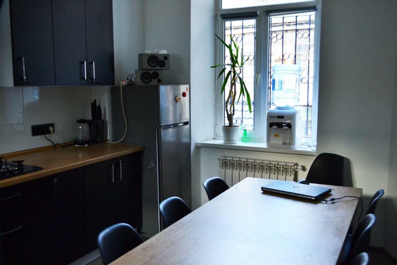 21/9 Baker Street Hostel Lviv Buitenkant foto