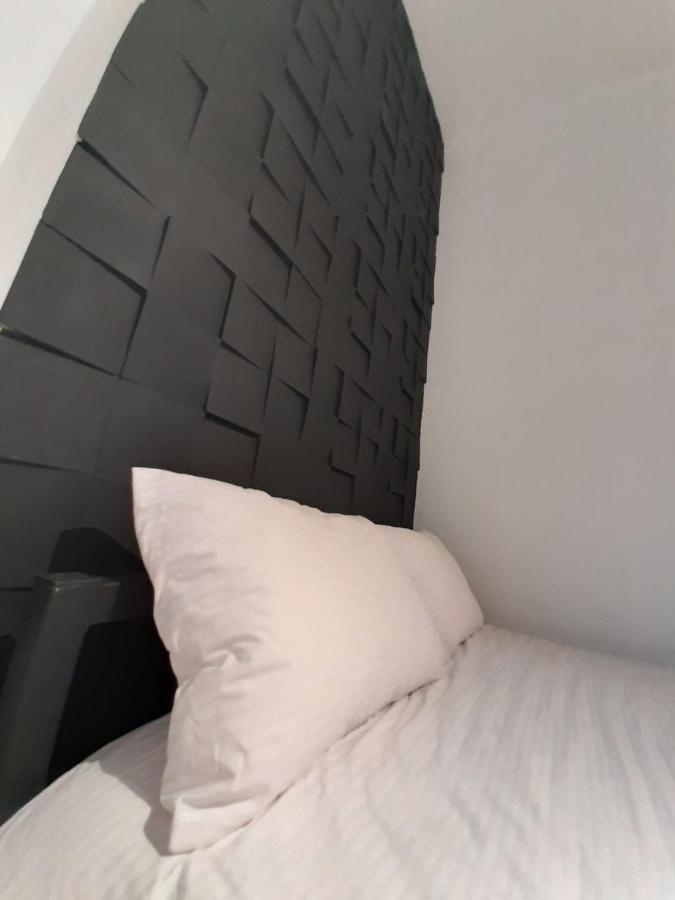 21/9 Baker Street Hostel Lviv Buitenkant foto